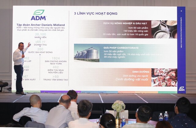 Ông Trần Việt Hà - Giám đốc Marketing kiêm Giám đốc nhãn hàng thức ăn thú cưng giới thiệu về Tập đoàn ADM.