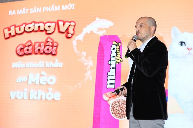 Ông Pierre Domps - Phó tổng giám đốc Châu Á giới thiệu sản phẩm Minino Yum.