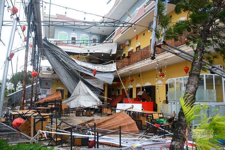 Hàng quán và nhiều nhà dân ở Quảng Nam bị tốc mái (Ảnh: Vietnamnet)