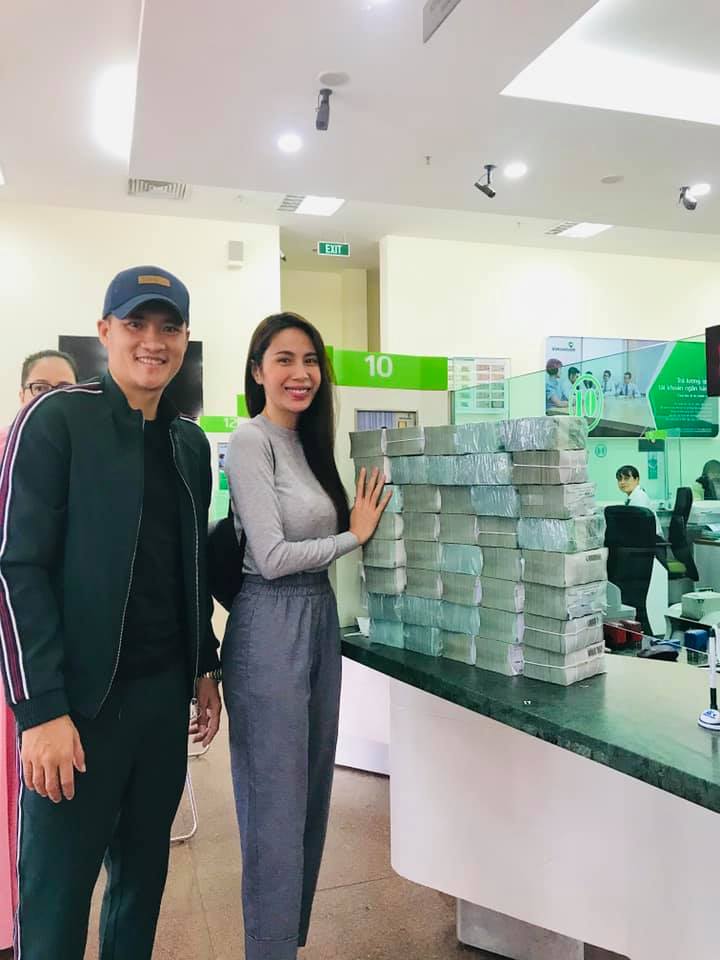 Sáng 28/10, Thủy Tiên và Công Vinh hài hước đùa rằng những ngày qua đếm tiền đến liệt tay. Cô viết: