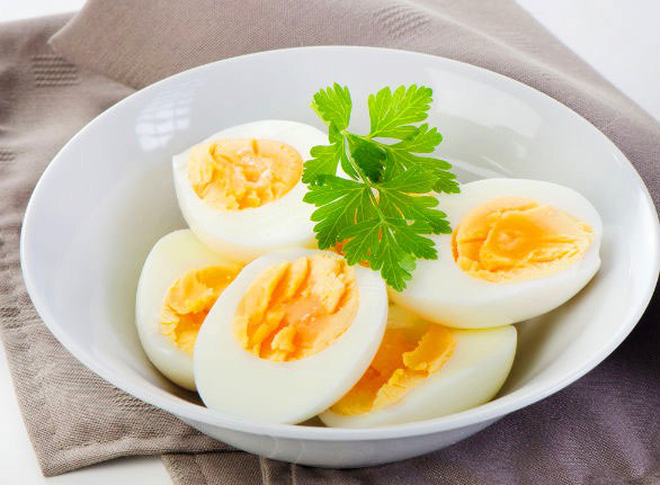 Trứng gà giúp sinh con trắng trẻo
