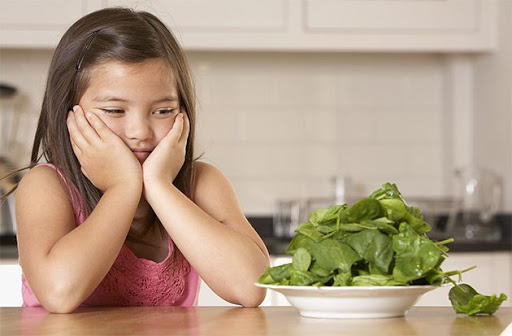 Không nên cho bé ăn củ quả nhiều hơn rau lá xanh
