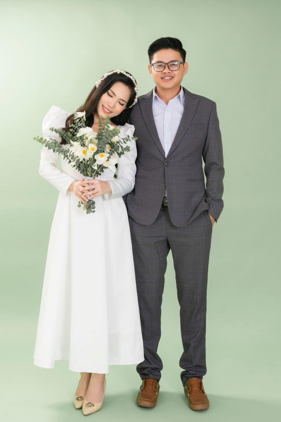 Hình cưới được vợ chồng Simon Tứ lựa chọn theo phong cách tối giản, đúng như tính cách của anh.    
