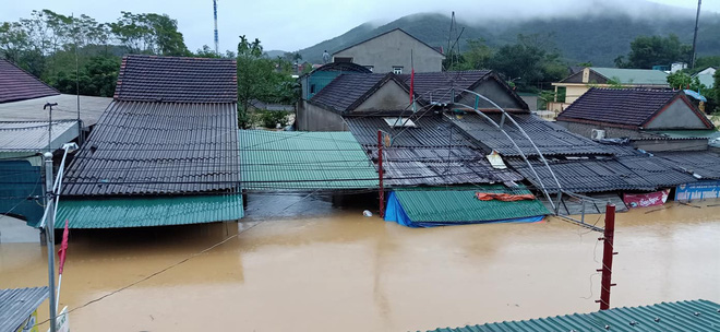 Nước lũ dâng cao khiến nhiều căn nhà ở xã Thanh Mỹ (Thanh Chương, Nghệ An) bị ngập.