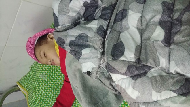 Đứa bé chưa đầy 2 tuổi Đinh Vũ Thượng Thiên khóc đòi mẹ đến mệt lả rồi ngủ thiếp đi tại Trung tâm y tế Huyện Nam Trà My    