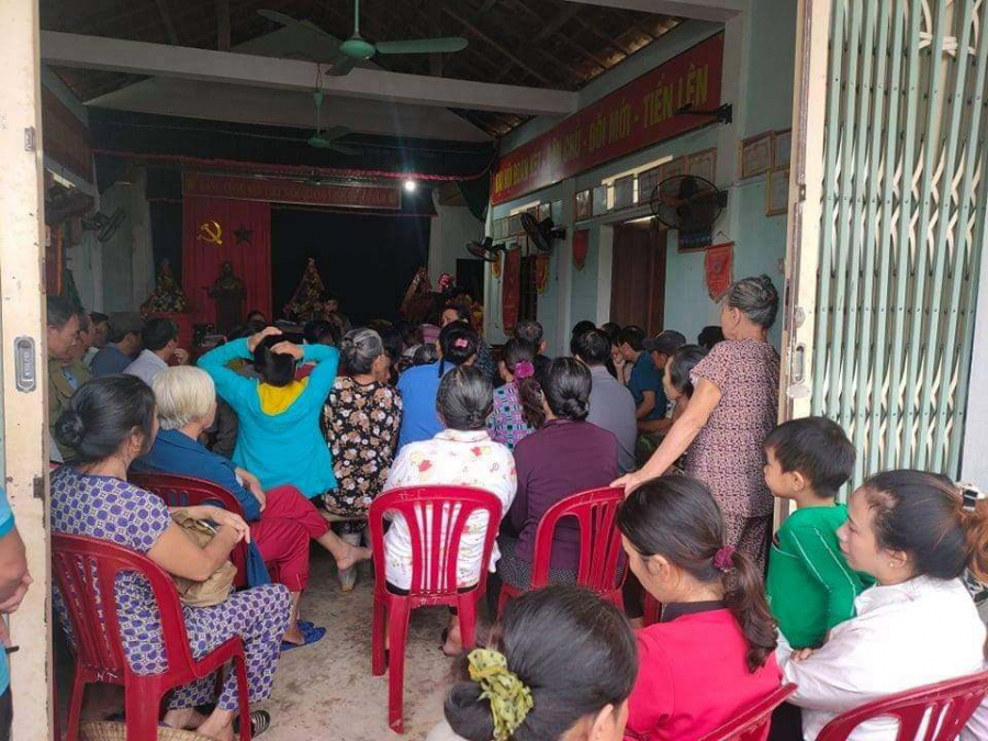 Sáng nay thôn đã họp người dân trong thôn để trao lại toàn bộ số tiền (Ảnh: Vietnamnet)