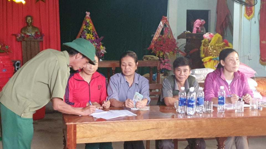 Các hộ dân đã nhận lại được số tiền 6 triệu đồng (Ảnh: Vietnamnet)