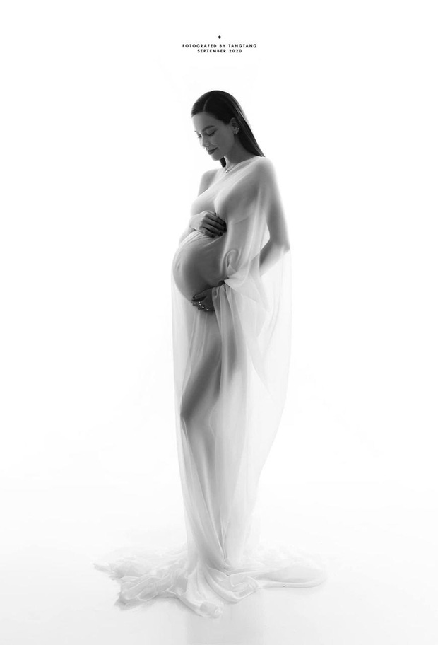 Vóc dáng mẹ bầu Hà Hồ vẫn đẹp đến từng centimet trong quá trình mang song thai.
