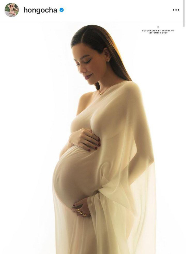 Hồ Ngọc Hà chính thức gửi đến người hâm mộ hình ảnh mang thai của mình.