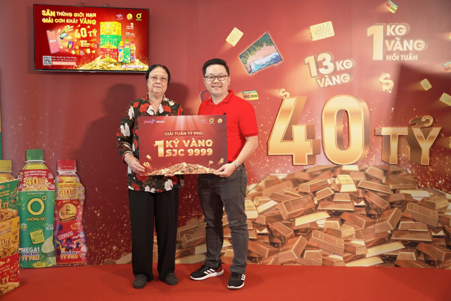 Vì sinh sống tại TP Hồ Chí Minh nên chị Công Thị Lan - chủ nhân giải thưởng 1 kg vàng tuần đầu tiên được ban tổ chức Mega1 mời lên nhận giải ngay sáng hôm sau.