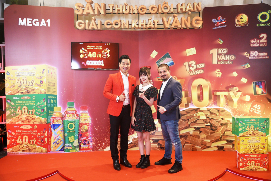 MC Nguyên Khang, Minxy (SGO48) và đại diện Mega1 trước giờ G công bố chủ nhân giải thưởng khủng.