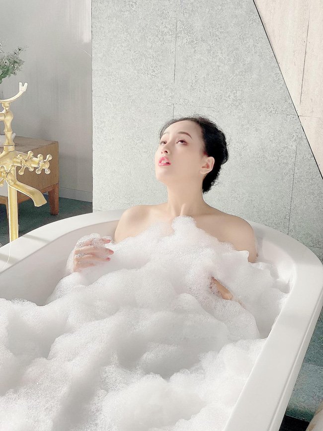 Mai Phương Thúy đăng ảnh ngồi trong bồn tắm khoe vai gợi cảm. Khi nhìn qua thì tưởng xinh đẹp, nhìn kỹ hóa ra lại đang trợn mắt, vô tình tạo tư thế dìm hàng. Dù vậy, bức ảnh lại khiến bạn bè và fan của cô thích thú. Mặc dù biểu cảm có phần “khó hiểu” nhưng Mai Phương Thúy vẫn được khen ngợi nhan sắc xinh đẹp.