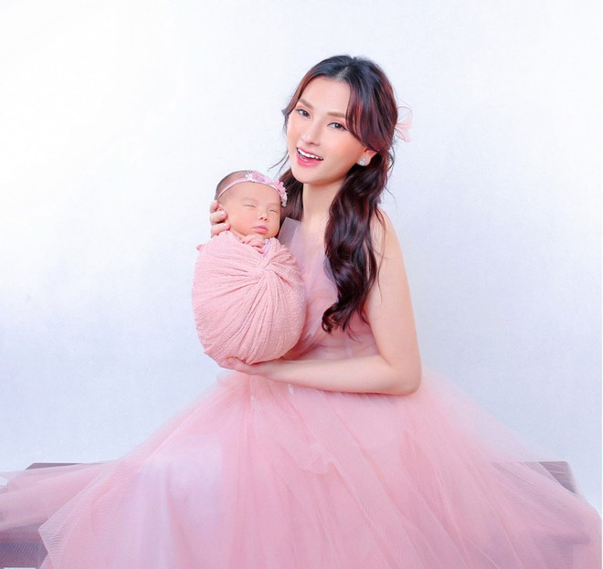 vo-chong-thu-thuy-hanh-phuc-ben-con-gai-nho-d8a-5345611