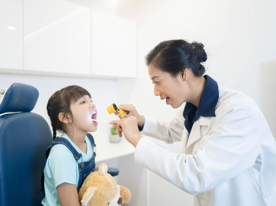 Trẻ cần sự chăm sóc toàn diện để phát triển khỏe mạnh và bình an - Ảnh: Minh họa