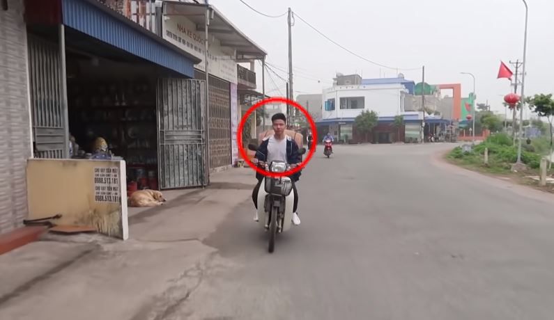 Hình ảnh cắt từ clip ghi lại hành động thiếu ý thức của nhóm thanh niên