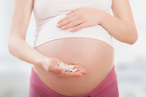 Khi mang thai mẹ bầu không nên tự ý uống thuốc