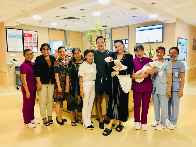 Hà Hồ lần đầu tiên có bài chia sẻ khá dài để gửi lời cảm ơn gia đình, bạn bè, y bác sĩ đã hỗ trợ cô sinh nở. Trong bài viết, cô chia sẻ mình cũng như bao người, khi đi sinh cũng xấu xí và có những thay đổi trên cơ thể. Nhưng đối với cô quan trọng là bản thân được đón các thiên thần nhỏ vì cô yêu trẻ con và muốn có nhiều con. Hà Hồ khẳng định cô sẵn sàng đón nhận mọi thứ có xảy ra như thế nào ở thì tương lai nhưng ít nhất ở hiện tại cô đang là người hạnh phúc.