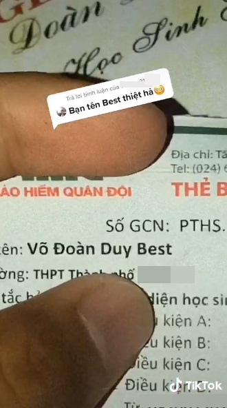 Nam sinh đã đêm giấy khen và bảo hiểm ra để chứng minh mình tên là Best thật.