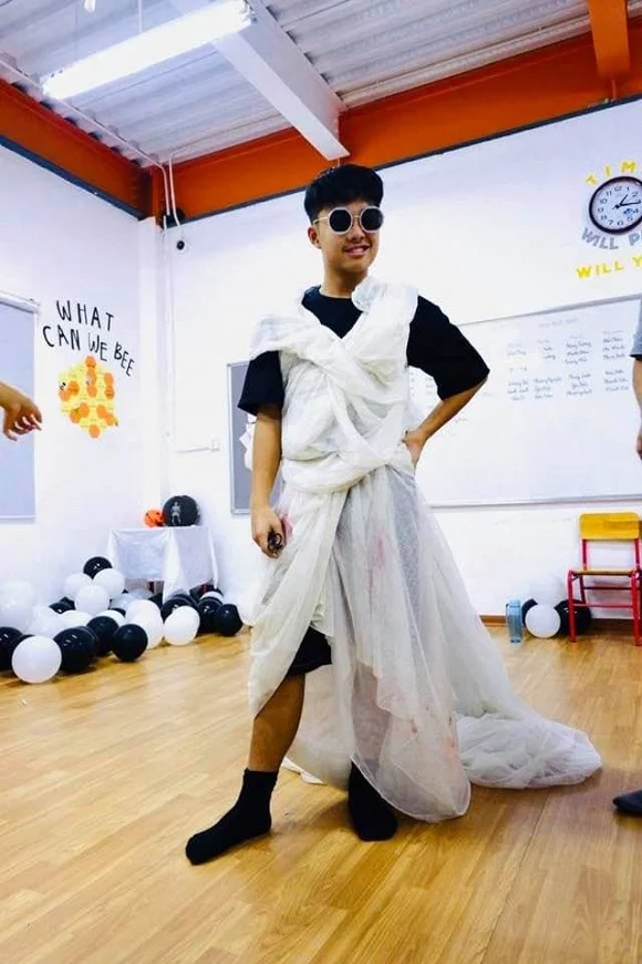 MC Thảo Vân đăng ảnh con trai mặc váy được thiết kế từ một chiếc màn để biểu diễn thời trang. Cô viết: 