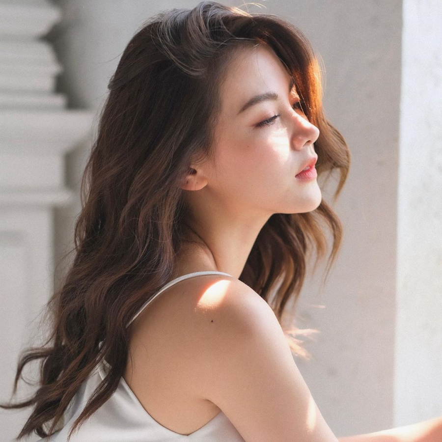 Đầu mũi của nữ diễn viên sinh năm 1992 rất nhỏ và còn hướng ra ngoài nên nhìn rất sang, rất