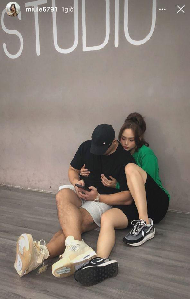 Miu Lê khiến netizen được phen nhốn nháo khi đăng hình ảnh ôm ấp cực tình cảm một chàng trai giấu mặt. Cô dựa đầu vào vai chàng trai này, 2 tay quàng trước ngực và đặt ở vị trí có phần hơi nhạy cảm. Bức ảnh nhanh chóng được lan truyền và nhận được nhiều sự quan tâm. Bên cạnh những suy đoán cô nàng đã có tình mới, không ít fan cho rằng biết đâu đây chỉ là 1 người bạn của Miu Lê. Miu Lê cũng im ắng về chuyện tình cảm của mình khá lâu rồi, fan đang mong cô sớm có tình yêu hoặc có rồi thì sớm công khai đi thôi!
