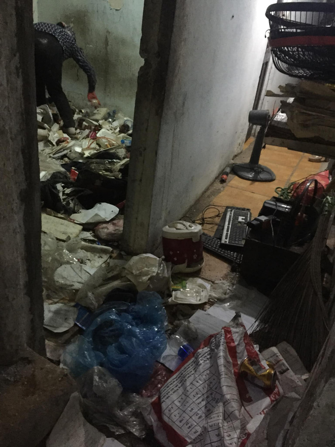 Nhiều người không hiểu nổi sao thanh niên thuê trọ có thể sống trên đống rác như vậy.