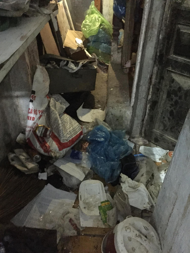 Rác ngập lối đi.