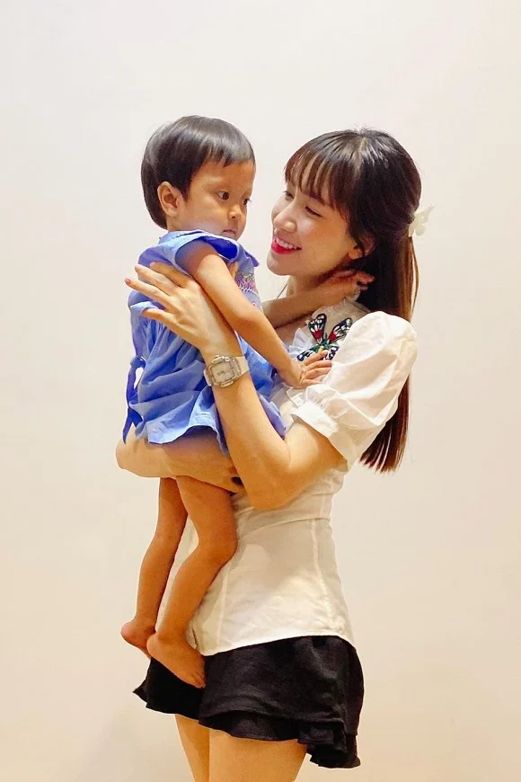 Mới đây, Hòa Minzy chia sẻ câu chuyện về bé Dâu Tây bị teo đường mật bẩm sinh giờ đã chuyển sang xơ gan. Để có thể chữa bệnh cần số tiền lớn là 3 tỷ đồng. Mẹ bé đã hiến gan để cứu con nhưng chưa đủ nên cần sự giúp đỡ của mọi người. Số tiền kêu gọi đã được một nửa, Hòa Minzy đã trực tiếp gặp mẹ con bé Dâu Tây. Cô cũng đã nhận bé làm con nuôi: