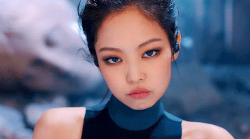 Jennie nổi tiếng với việc khuôn mặt cùng phong thái có thể cân đẹp mọi kiểu concept trang điểm trên đời