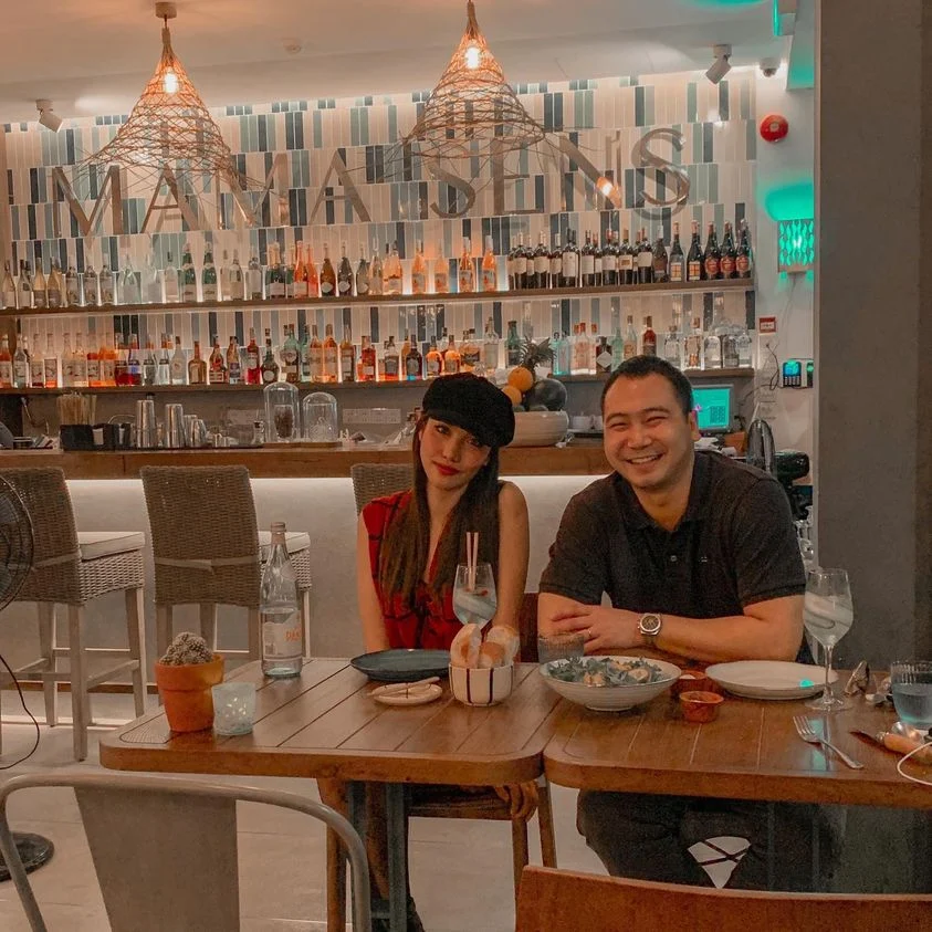 Mới đây, Lan Khuê khoe ảnh dùng bữa tối với chồng tại một nhà hàng sang chảnh. Cả hai dường như không được hợp tác cho lắm, chẳng mấy khi chụp chung, nhưng tấm ảnh của cặp đôi lại như hai người xa lạ. Ông xã có vẻ rất phấn khởi trong khi Lan Khuê lại làm mặt lạnh. Lan khuê tự nhận: