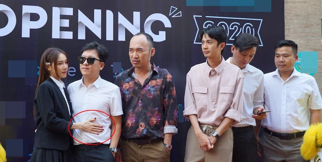 Nhã Phương cùng ông xã Trường Giang tham dự một sự kiện. Tuy nhiên gây chú ý là bức ảnh chụp bằng camera thường làm lộ nhan sắc thật của nữ diễn viên. Có thể thấy Nhã Phương không bị dìm hàng, ngược lại còn cho thấy gương mặt xinh xắn. Chỉ có điều bàn tay của cô khiến nhiều người hoảng hồn. Tay cô nổi gân, da nhăn nheo khiến người nhìn không nghĩ đây là bàn tay của một mỹ nhân showbiz. Vì quá đam mê giảm cân nên có lúc cô bị hốc hác, hơn nữa bàn tay là vị trí thể hiện tuổi tác cũng như tình trạng cơ thể rõ ràng nhất.