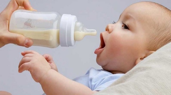 Không nên cho bé vừa nằm vừa bú sữa