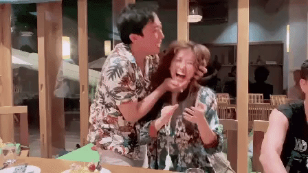 Kênh Youtube của Trấn Thành đăng một đoạn video về buổi tiệc sinh nhật của Quang Trung. Video ghi lại khung cảnh một bữa tiệc sinh nhật vui vẻ bình thường như bao bữa tiệc khác, nhưng người xem đã “sốc toàn tập” khi đến đoạn chiếc bánh kem cắm nến mang ra trước mặt vợ chồng Trấn Thành, Hari Won đã táy máy thổi nến trước khiến nam MC tức tối, liền túm tóc vợ giật túi bụi. Nhưng kỳ lạ là Hari rất đắc chí, thản nhiên như không có chuyện gì. Hóa ra là họ chỉ vừa nhái lại màn mâu thuẫn “nảy lửa” của hai chị em người Brazil gây “sốt” mxh cách đây không lâu. Vợ chồng Trấn Thành đã có màn giải trí khiến fan hú hồn.