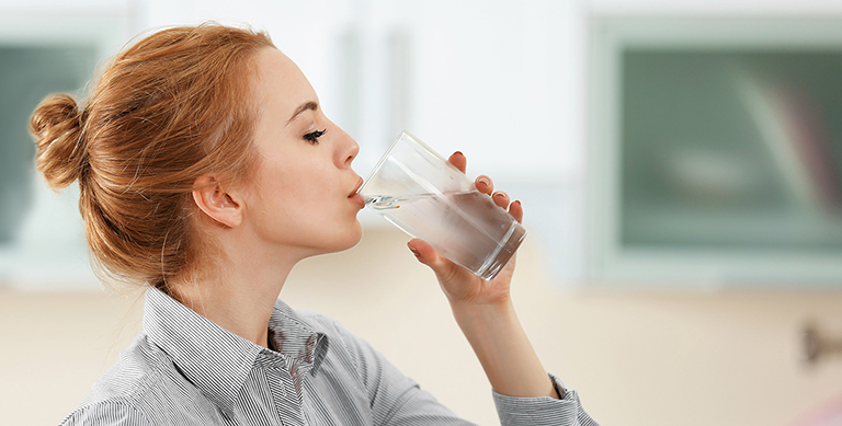 Uống đủ nước giúp bạn khỏe mạnh