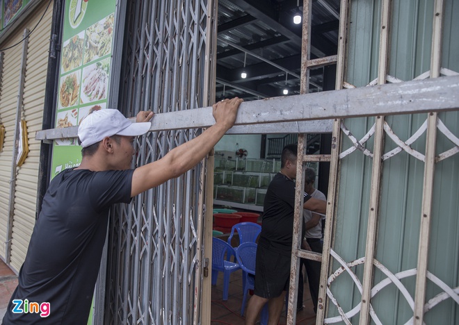 Người dân Đà Nẵng chằng cố lại nhà cửa chống bão (Ảnh: Zing)
