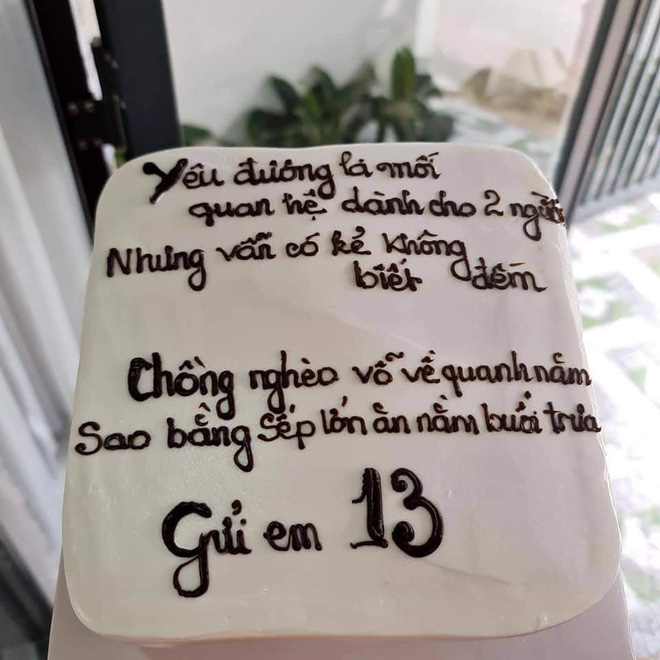 Chiếc bánh sinh nhật được người vợ đặt làm để tặng cho con giáp thứ 13 vào ngày sinh nhật.