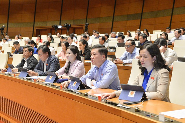 Đại biểu nhấn nút thông qua Luật Cư trú sửa đổi có hiệu lực từ 1/7/2021 (Ảnh: Dân trí)