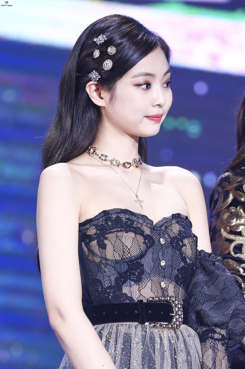 Cầu vai ngang, xương quai xanh hoàn hảo, và đặc biệt ở phần chính giữa 2 vai của nữ idol sinh năm 1996 bạn có thể thấy 2 mấu xương nhỏ nhô lên giúp bờ vai cô nhìn không bị thẳng đuột, thô mà nhìn cực sang và quyến rũ