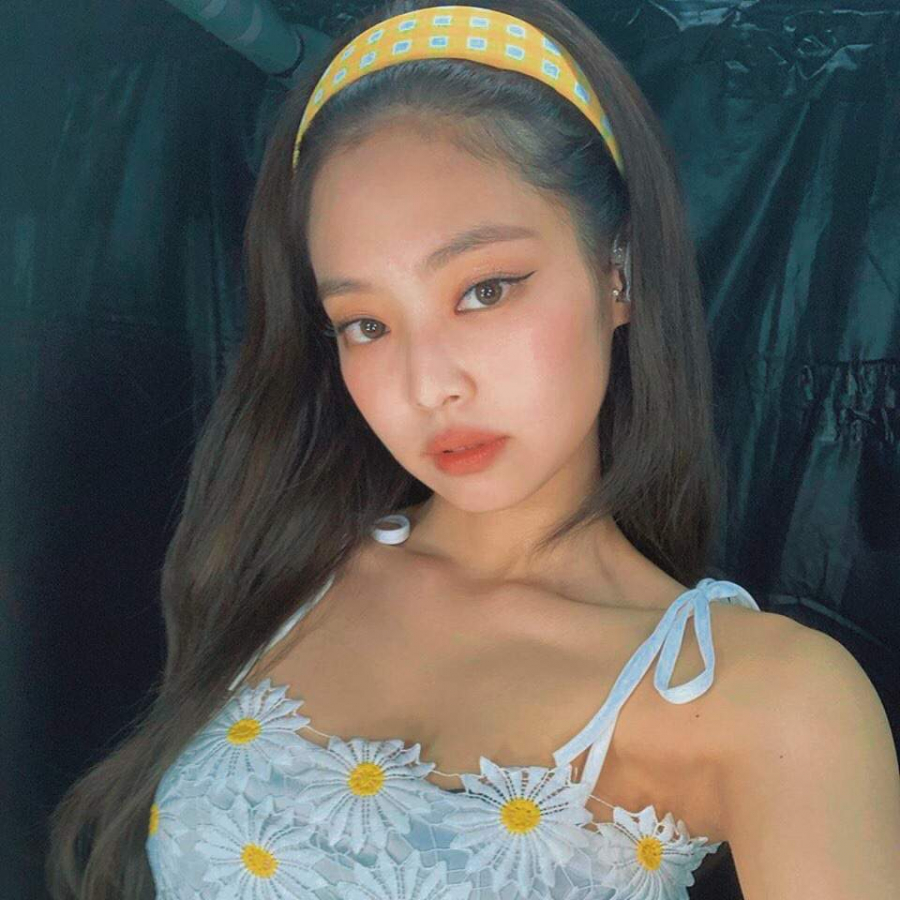 Jennie (BlackPink) sở hữu bờ vai ngang nhưng nhìn không hề thô mà ngược lại vô cùng sang và quyến rũ.
