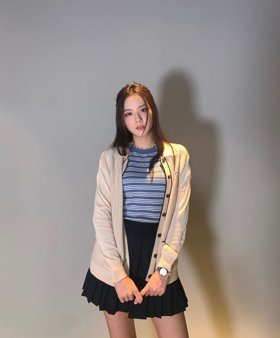 Jisoo có 1 bộ sưu tập các kiểu cardigan rất phong phú. Cô có thể mặc cardigan như 1 kiểu áo khoác, bên trong là áo phông đơn giản và kết hợp thêm 1 chiếc chân váy xếp li nhỏ nhìn vừa năng động, thời thượng lại không kém phần xinh đẹp như thế này