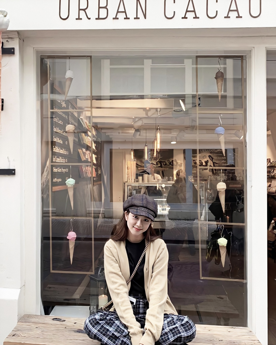 Nếu bạn là người thích phong cách vintage thì hãy nghía ngay set đồ này của Jisoo. 1 chiếc cardigan khoác ngoài màu be, bên trong là áo thun màu đen, 1 chiếc quần ống rộng với họa tiết kẻ ca rô đang là xu hướng năm nay. Điểm nhấn đặc biệt chính là chiếc mũ