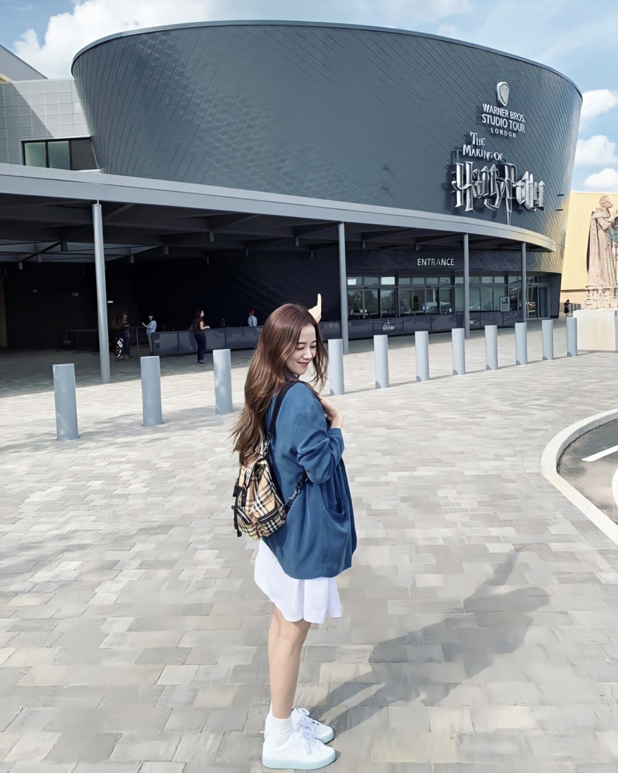 Hay đơn giản bên trong là 1 chiếc váy trắng bồng bềnh bên ngoài là chiếc cardigan mỏng màu xanh và giày sneaker trắng, đúng chuẩn phong cách cô bạn gái Hàn Quốc luôn