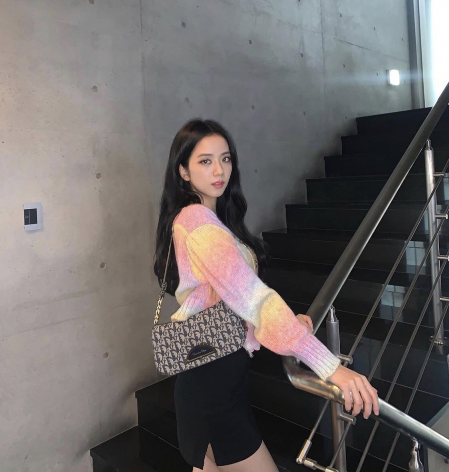 Hoặc cũng có thể biến cardigan thành áo mặc chính luôn không phải là áo khoác, kết hợp đơn giản với 1 chiếc chân váy ôm lệch tà nhìn cực tôn dáng và sành điệu