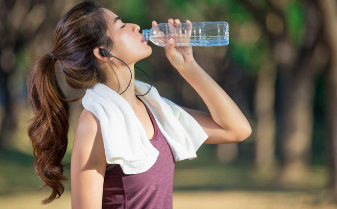 Uống nước lọc vào buổi sáng tốt cho sức khỏe