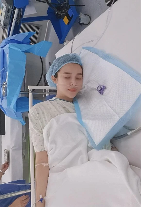 Cao Thái Hà bất ngờ chia sẻ hình ảnh nằm trên giường bệnh, tay cắm ống truyền: 