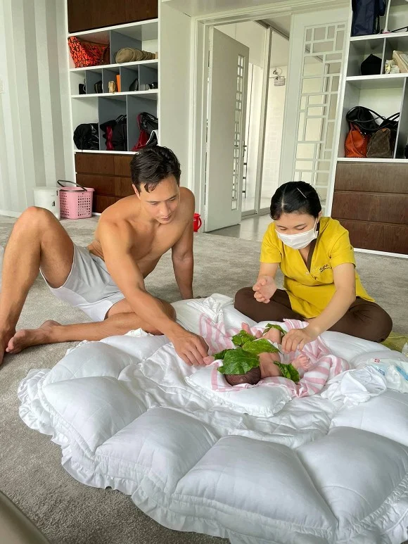 Hà Hồ chia sẻ khoảnh khắc Kim Lý ngồi xem nhân viên mát xa thực hiện các động tác trên cơ thể của các bé. Cô viết: 