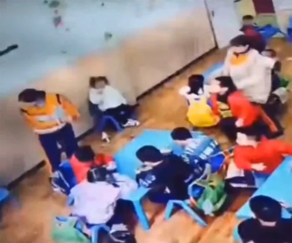 Hành vi của cậu bé khiến mọi người bất ngờ