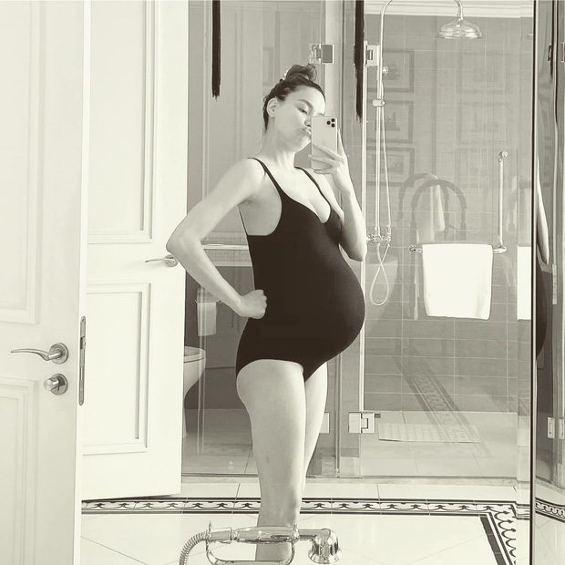 Hình ảnh trong thai kì của Hà Hồ cho thấy cô không tăng cân nhiều, chỉ có phần bụng khá to.