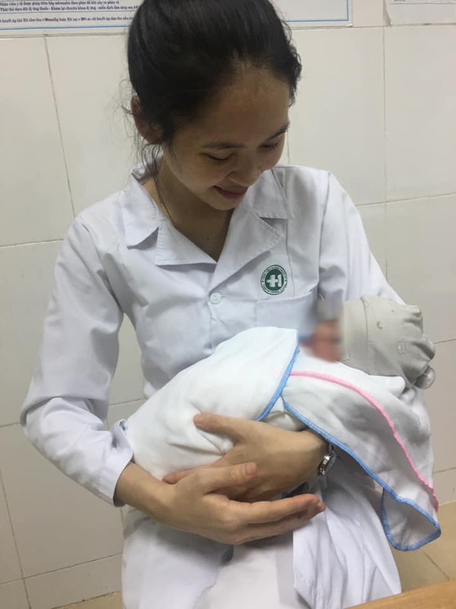 Bé sơ sinh được chăm sóc tại bệnh viện
