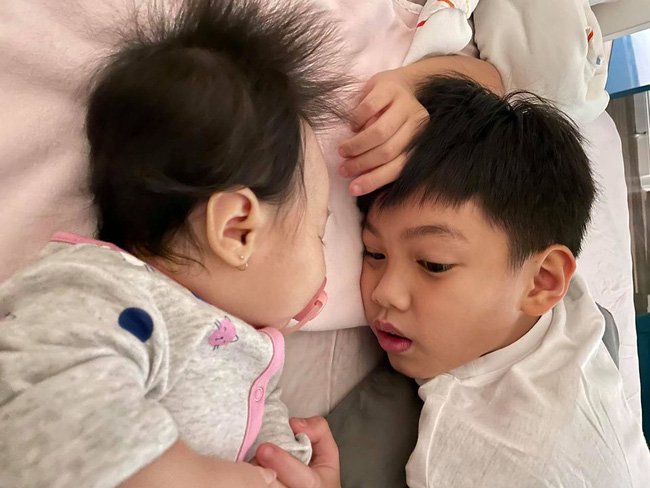 Cường Đô La chia sẻ khoảnh khắc con trai Subeo nằm ngắm em gái Suchin. Đi kèm bức hình, anh viết ngắn gọn: 